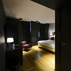 Deluxe Kamer met een King Size Bed en Uitzicht op het Zwembad
